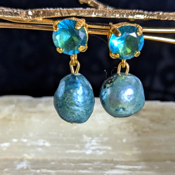 London Blue Topaz 2.5 Carats & Blue Teal Baroque Pearl Earrings 18K Gold Plated - Picture 1 of 4